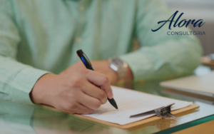 Pessoa anotando em papel branco em prancheta